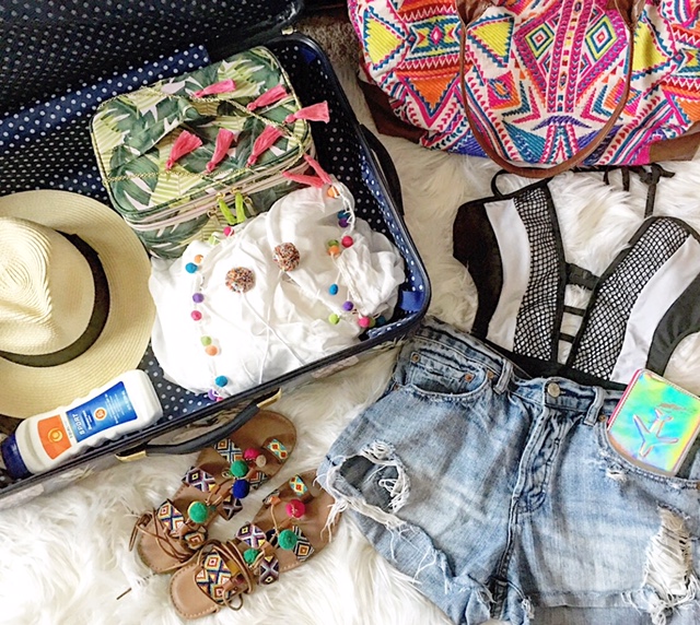 what to pack for beach getaway | KingdomofSequins